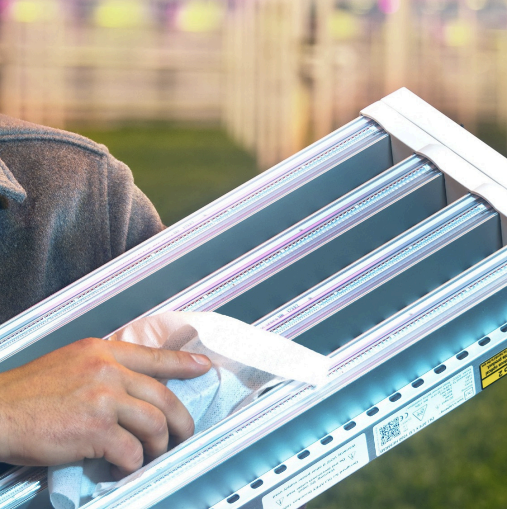 Comment nettoyer correctement les luminaires DEL en serre : Guide étape par étape